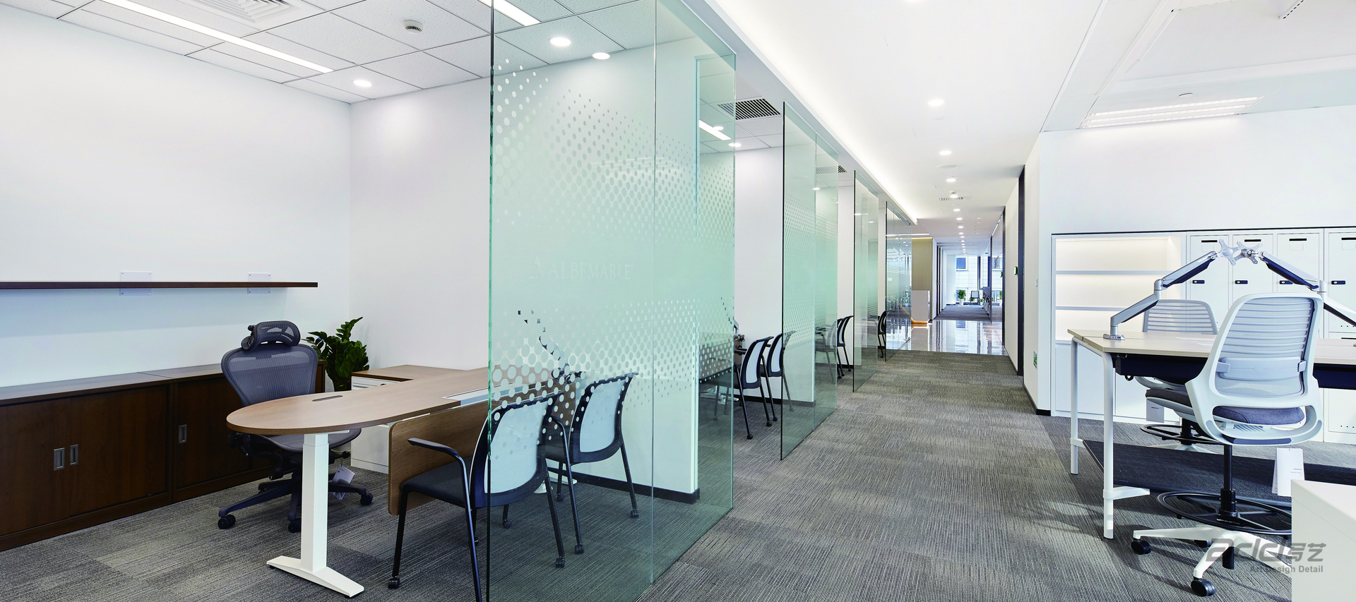 雅?；まk公室裝修-辦公區(qū)玻璃隔斷-pc